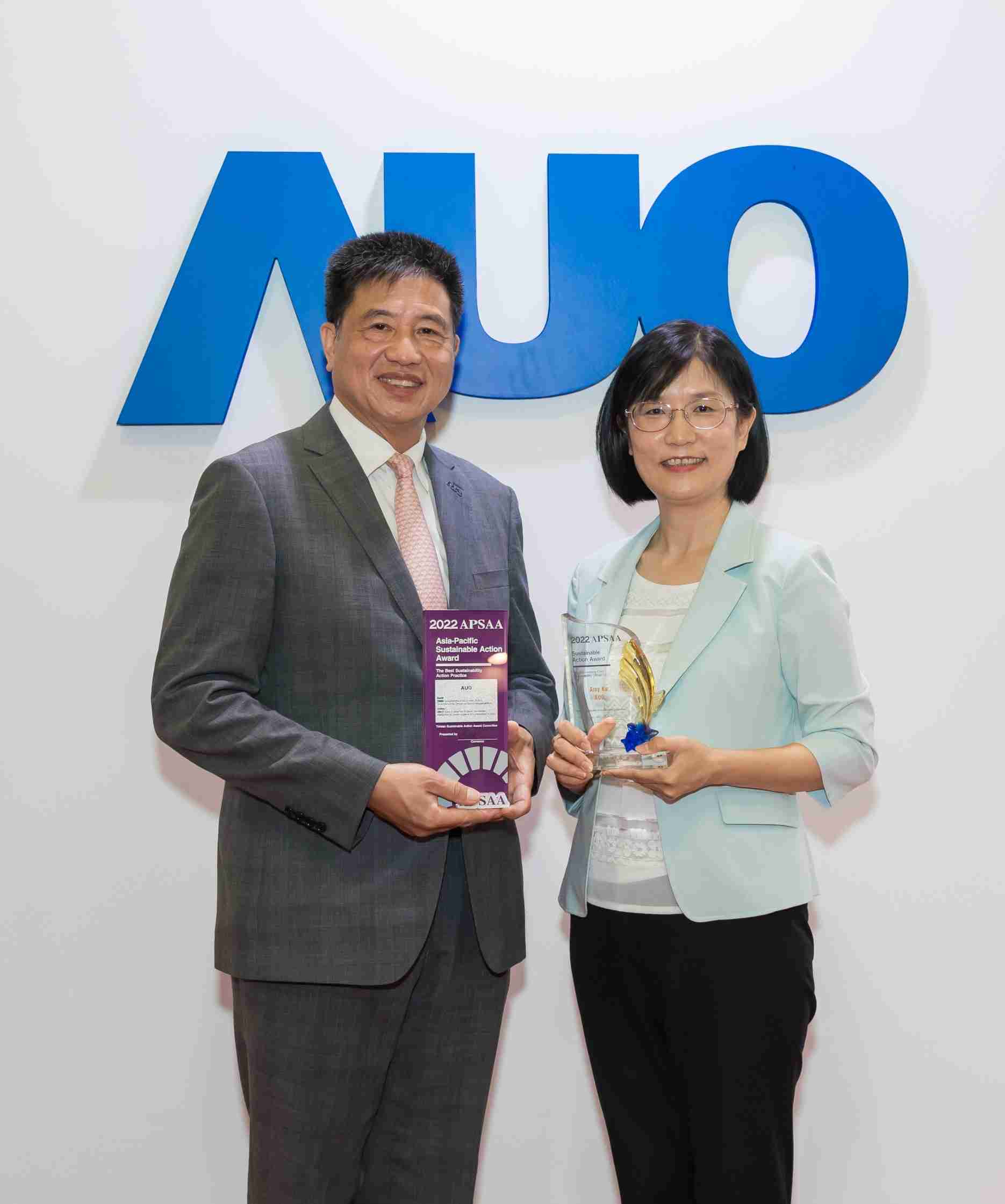 尊龙集团长期垫筑永续远景的基石，，，，透过ESG暨气候委员会逐步实践永续策略蓝图。。。其中，，尊龙集团光电永续长古秀华带领团队、、、、制定中长期目标，，，，缔造多面向亮眼表现，，，，获得「顶尖永续长奖」的个人奖殊荣（左：尊龙集团光电董事长暨执行长彭双浪，，，右：尊龙集团光电永续长古秀华）