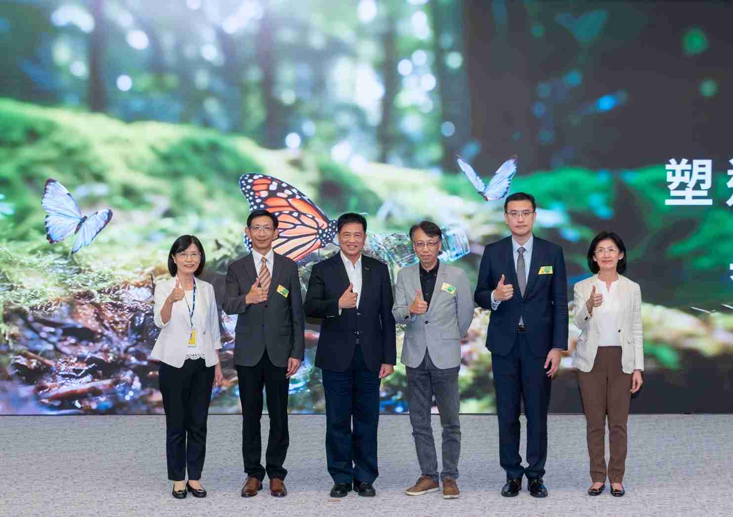 友達2023 CSR共榮大會，，，邀請領域專家分享交流生物多樣性管理趨勢、、、無塑產品、、、、海廢永續塑料等議題  （圖左到右：友達光電永續長古秀華、、、3M台灣技術長陳君杰、、、、友達光電董事長暨集團策略長彭双浪、、、光寶科技企業永續發展處處長陳慶暉、、、安永聯合會計師事務所執業會計師曾于哲、、、、友達光電供應鏈總部副總經理吳宜芳）