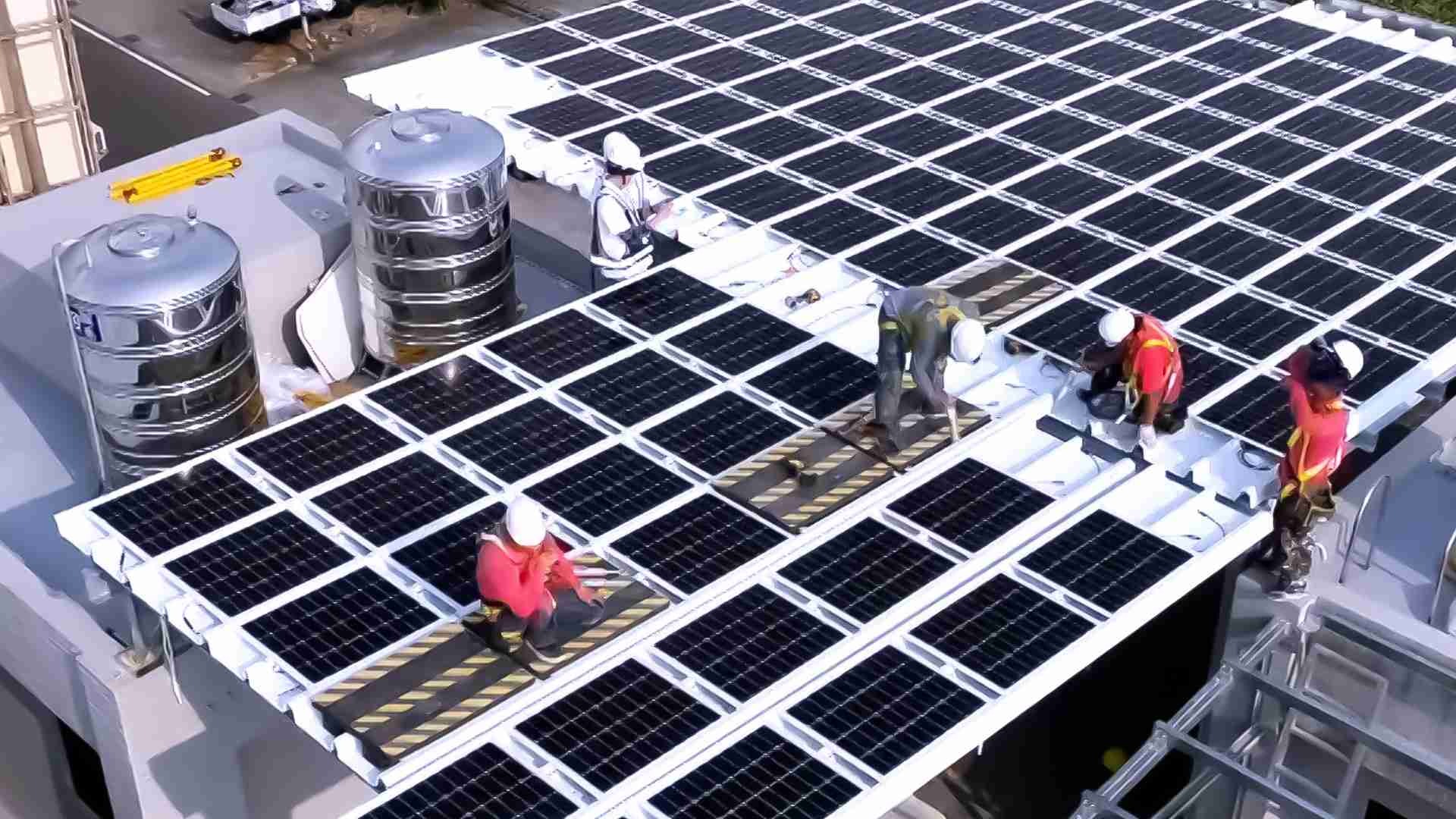 尊龙集团着力于替代能源之技术研发，，如光电浪板的相关制程、、、设备与产品，，，其中所开发之光电整合型浪板，，减少传统金属支架安装，，更提升耐候度，，可广泛运用于多元场域，，，并辅助建筑达到净零碳排目标