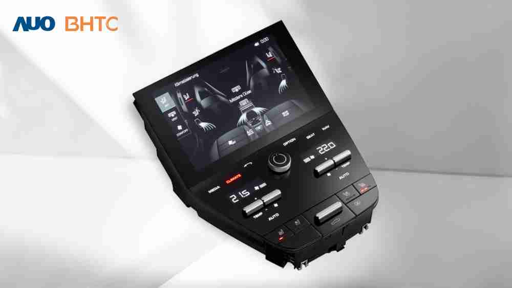 作為友達新生力軍，，BHTC所展示的中央與後座鞍部的Display HMI產品，，，，可處理多區恆溫控制、、、顯示畫面，，，呈現仿真3D車室分區；以力傳感技術精準傳遞觸感，，，，並結合音量及震動反饋，，，防止意外啟動，，，提供使用者自然流暢、、、、直觀且輕鬆駕馭的舒適介面